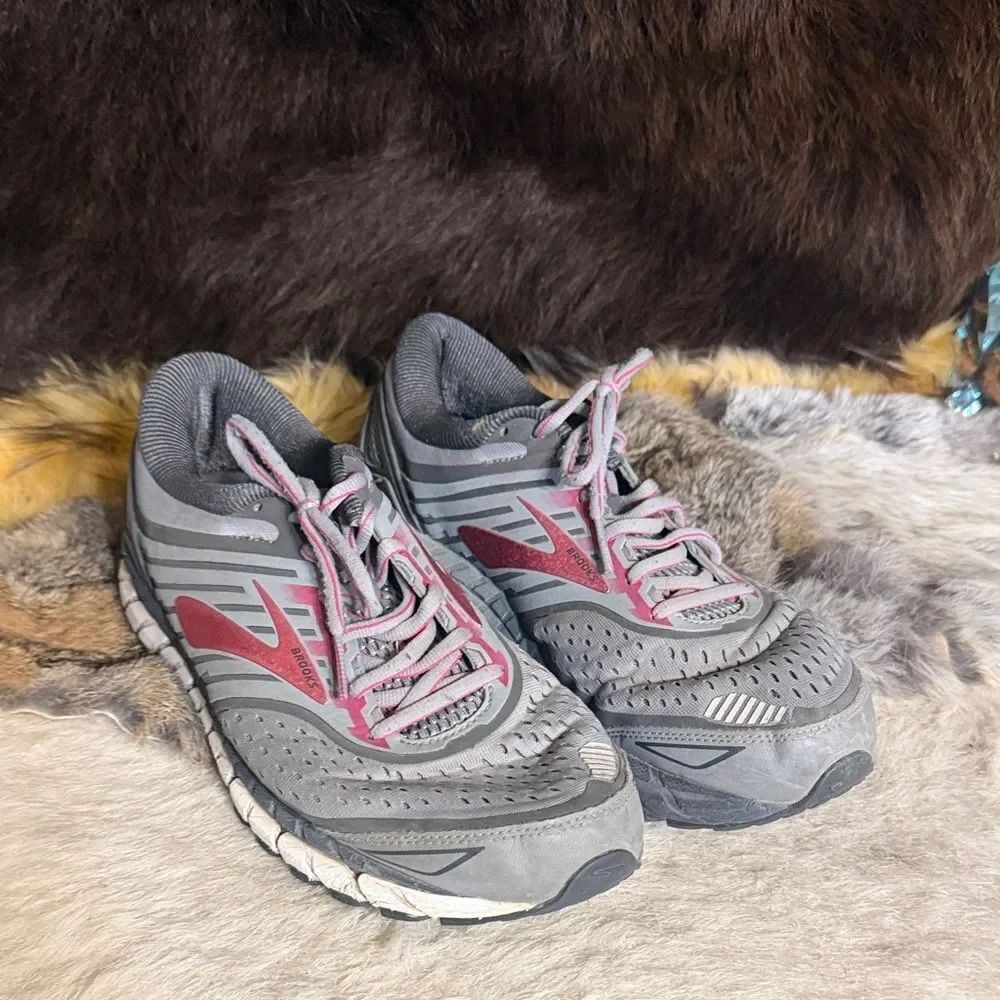 Gray and pink Women's Running Shoes 11.5 (1685B)